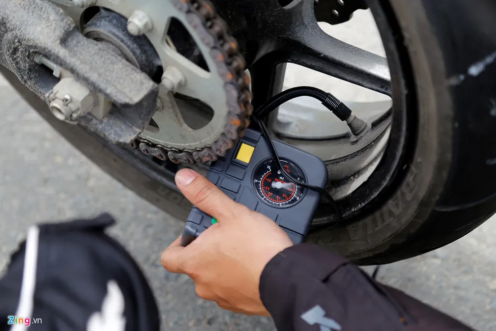 2.000 km là chặng đường dài, những chiếc xe phải vận hành liên tục nên có thể xảy ra các sự cố. Việc cán phải đinh trên đường khiến hành trình bị gián đoạn một thời gian. Hanh trinh 2.000 km xe doc mien Trung tren xe Kawasaki hinh anh 8