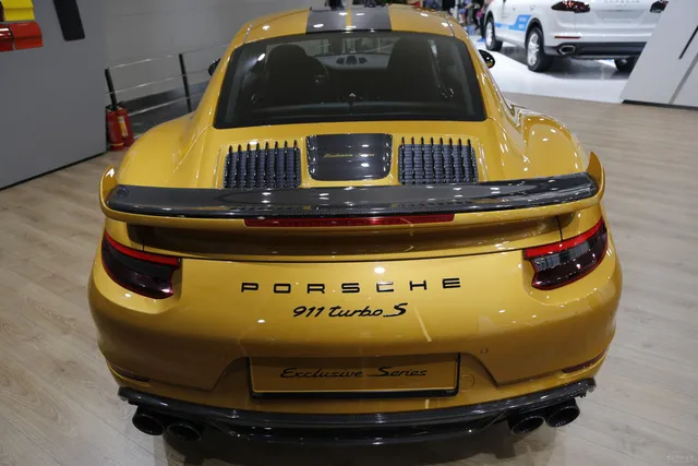 Porsche 911 Turbo S Exclusive Series có giá chỉ hợp với nhà giàu tại đất nước tỷ dân - Ảnh 7. Porsche 911 Turbo S Exclusive Series có giá chỉ hợp với nhà giàu tại đất nước tỷ dân - Ảnh 7.