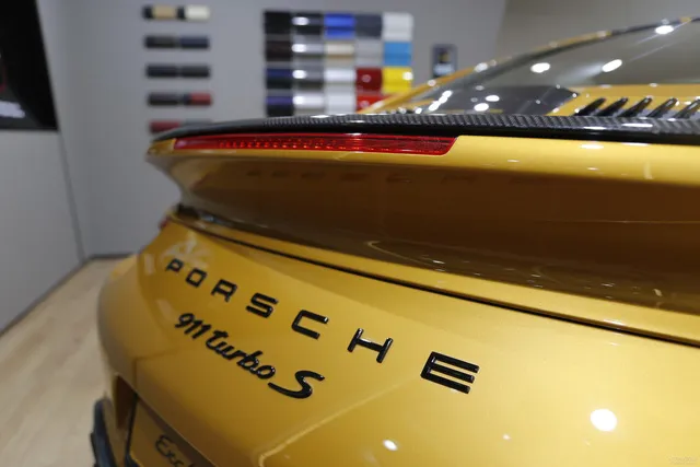 Porsche 911 Turbo S Exclusive Series có giá chỉ hợp với nhà giàu tại đất nước tỷ dân - Ảnh 4. Porsche 911 Turbo S Exclusive Series có giá chỉ hợp với nhà giàu tại đất nước tỷ dân - Ảnh 4.