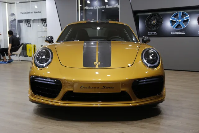 Porsche 911 Turbo S Exclusive Series có giá chỉ hợp với nhà giàu tại đất nước tỷ dân - Ảnh 5. Porsche 911 Turbo S Exclusive Series có giá chỉ hợp với nhà giàu tại đất nước tỷ dân - Ảnh 5.