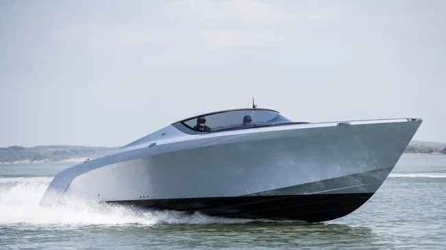 Du thuyền thể thao Aston Martin AM37 đầu tiên đã có chủ Du thuyền thể thao Aston Martin AM37 đầu tiên đã có chủ