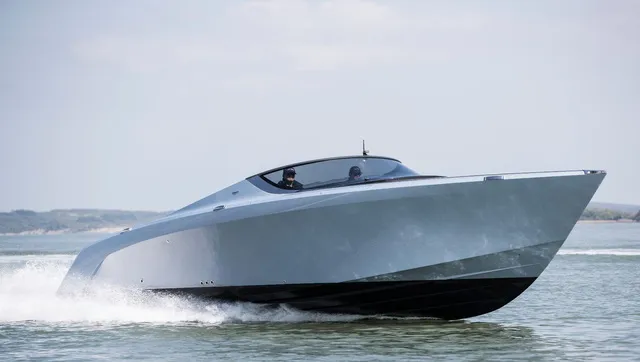 Du thuyền thể thao Aston Martin AM37 đầu tiên đã có chủ - Ảnh 2. Du thuyền thể thao Aston Martin AM37 đầu tiên đã có chủ - Ảnh 2.