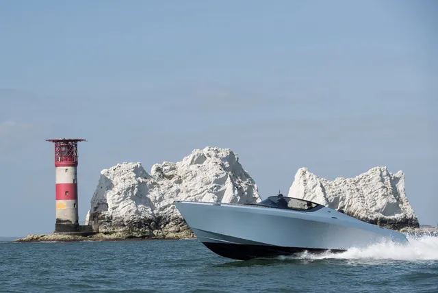 Du thuyền thể thao Aston Martin AM37 đầu tiên đã có chủ - Ảnh 3. Du thuyền thể thao Aston Martin AM37 đầu tiên đã có chủ - Ảnh 3.