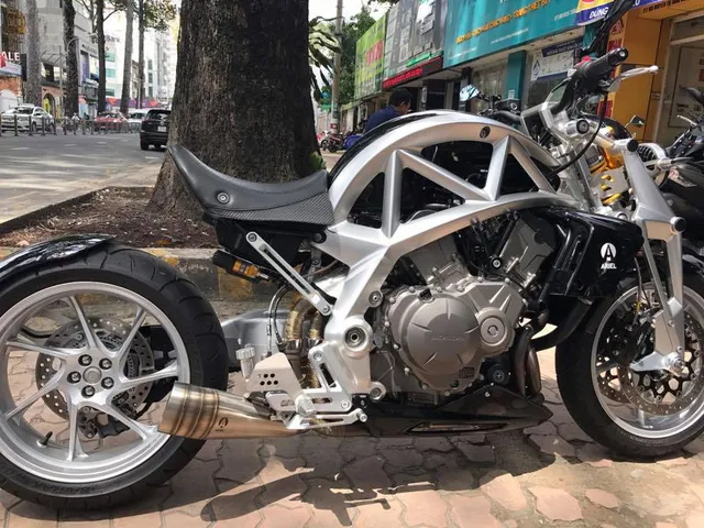 Siêu mô tô tiền tỷ Ariel Ace tái xuất trên phố Sài thành - Ảnh 2. Siêu mô tô tiền tỷ Ariel Ace tái xuất trên phố Sài thành - Ảnh 2.