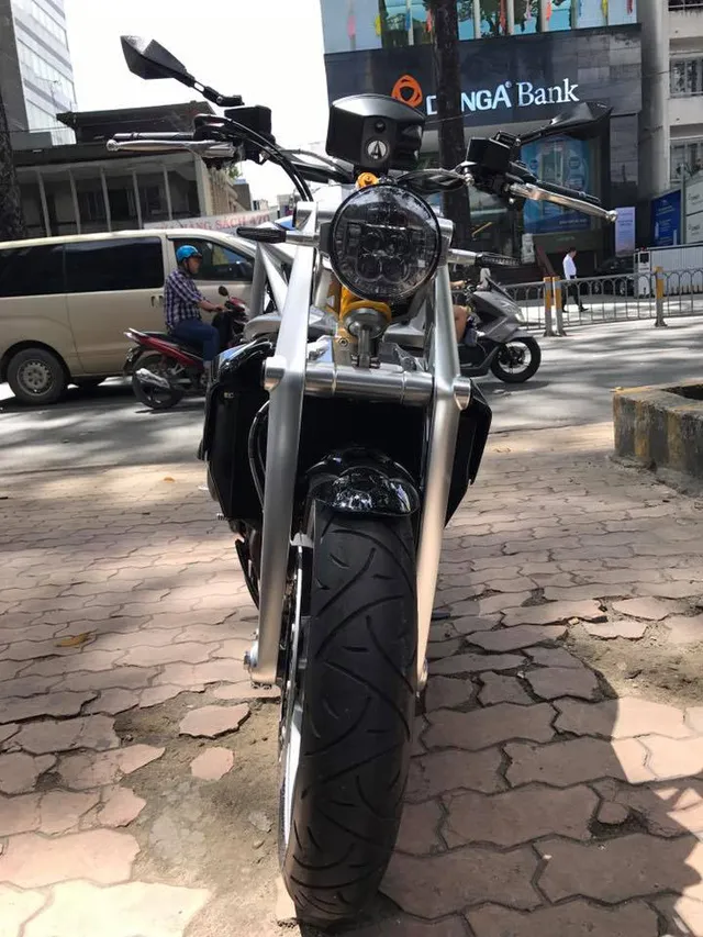 Siêu mô tô tiền tỷ Ariel Ace tái xuất trên phố Sài thành - Ảnh 10. Siêu mô tô tiền tỷ Ariel Ace tái xuất trên phố Sài thành - Ảnh 10.
