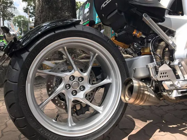 Siêu mô tô tiền tỷ Ariel Ace tái xuất trên phố Sài thành - Ảnh 8. Siêu mô tô tiền tỷ Ariel Ace tái xuất trên phố Sài thành - Ảnh 8.