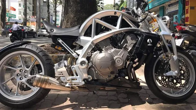 Siêu mô tô tiền tỷ Ariel Ace tái xuất trên phố Sài thành Siêu mô tô tiền tỷ Ariel Ace tái xuất trên phố Sài thành
