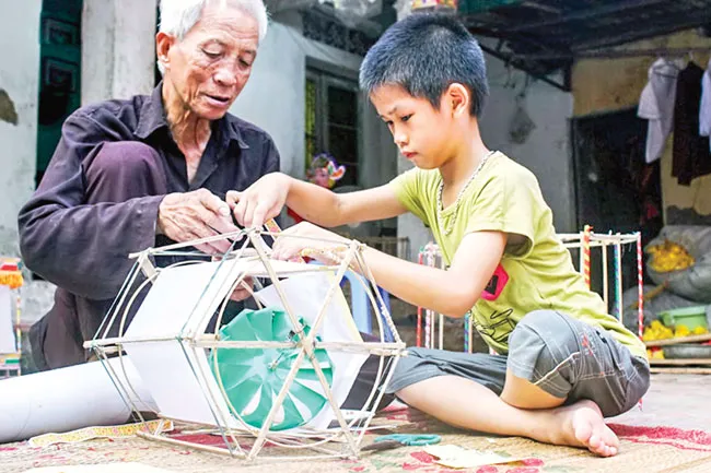 Chẻ tre làm lồng đèn Trung Thu ảnh 2 Chẻ tre làm lồng đèn Trung Thu ảnh 2