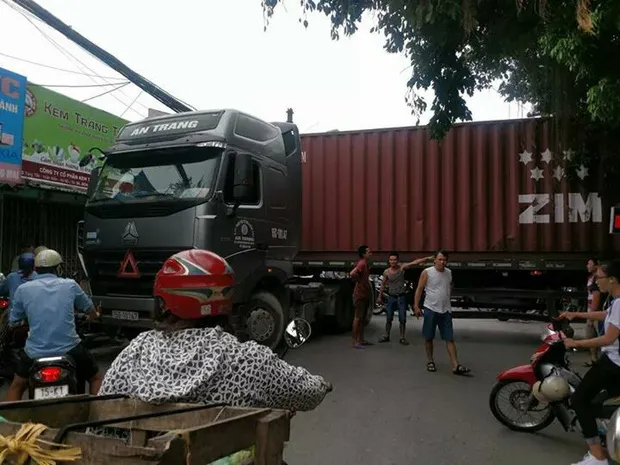 Bất chấp nguy hiểm, người dân thi nhau chui gầm container chắn ngang giữa đường để lưu thông - Ảnh 1. Bất chấp nguy hiểm, người dân thi nhau chui gầm container chắn ngang giữa đường để lưu thông - Ảnh 1.