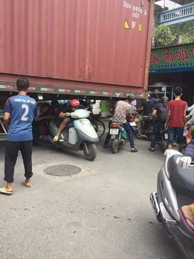 Bất chấp nguy hiểm, người dân thi nhau chui gầm container chắn ngang giữa đường để lưu thông - Ảnh 2. Bất chấp nguy hiểm, người dân thi nhau chui gầm container chắn ngang giữa đường để lưu thông - Ảnh 2.