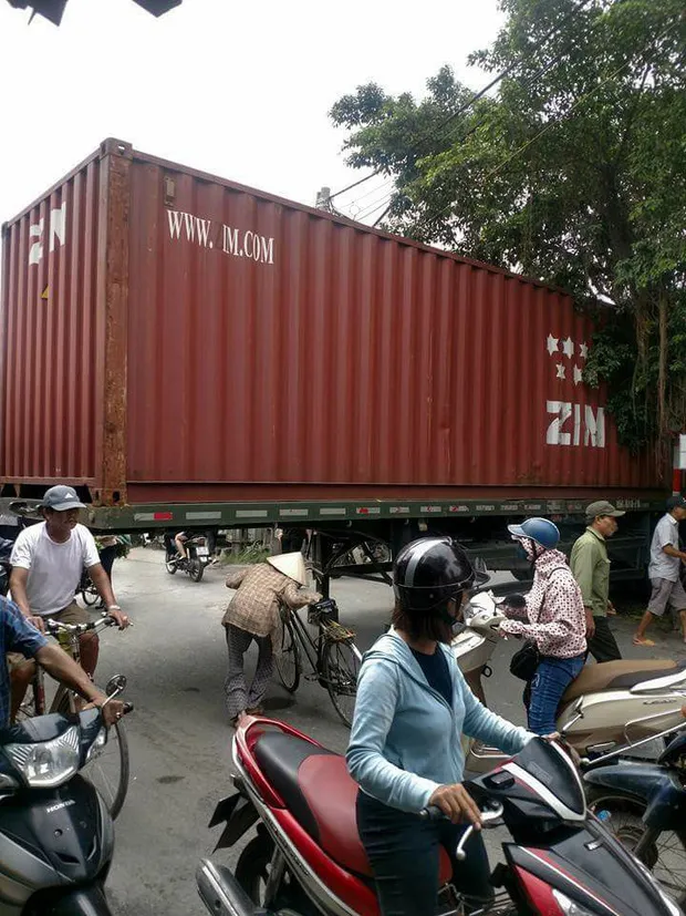 Bất chấp nguy hiểm, người dân thi nhau chui gầm container chắn ngang giữa đường để lưu thông - Ảnh 4. Bất chấp nguy hiểm, người dân thi nhau chui gầm container chắn ngang giữa đường để lưu thông - Ảnh 4.