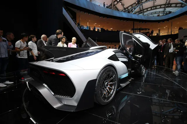 Vẻ đẹp xuất sắc của xe đua Công thức 1 đường phố Mercedes-AMG Project One ngoài đời thực - Ảnh 6. Vẻ đẹp xuất sắc của xe đua Công thức 1 đường phố Mercedes-AMG Project One ngoài đời thực - Ảnh 6.