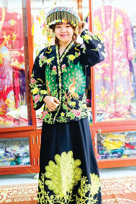 Làng nghề phục chế long bào ảnh 2 Làng nghề phục chế long bào ảnh 2