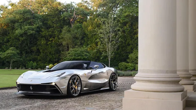 Bất ngờ bắt gặp siêu phẩm Ferrari F12 TRS thứ hai trên toàn thế giới - Ảnh 2. Bất ngờ bắt gặp siêu phẩm Ferrari F12 TRS thứ hai trên toàn thế giới - Ảnh 2.