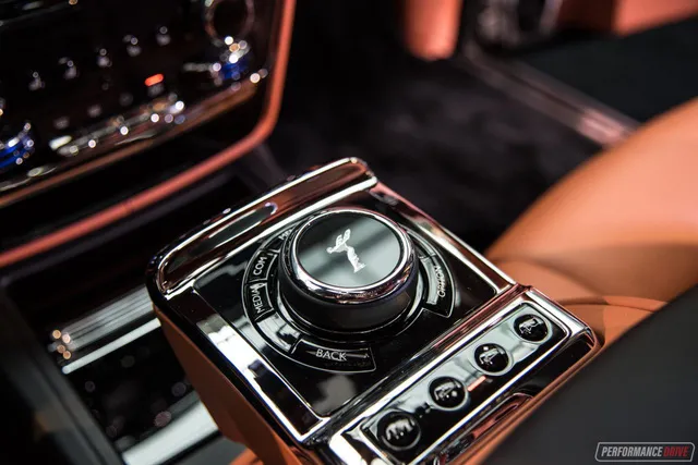 Xe siêu sang Rolls-Royce Phantom 2018 có giá khởi điểm lên gần 744.000 USD - Ảnh 16. Xe siêu sang Rolls-Royce Phantom 2018 có giá khởi điểm lên gần 744.000 USD - Ảnh 16.