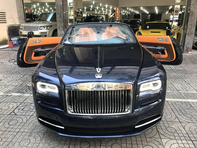 Rolls-Royce Dawn 25 tỷ Đồng bất ngờ xuất hiện tại Sài thành - Ảnh 4. Rolls-Royce Dawn 25 tỷ Đồng bất ngờ xuất hiện tại Sài thành - Ảnh 4.