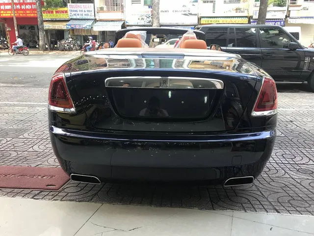Rolls-Royce Dawn 25 tỷ Đồng bất ngờ xuất hiện tại Sài thành - Ảnh 6. Rolls-Royce Dawn 25 tỷ Đồng bất ngờ xuất hiện tại Sài thành - Ảnh 6.