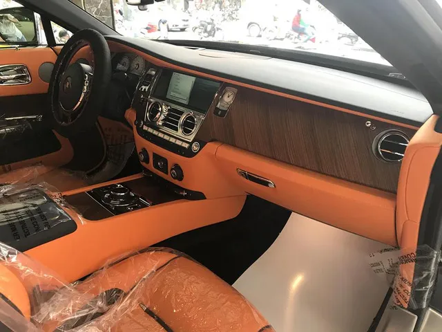 Rolls-Royce Dawn 25 tỷ Đồng bất ngờ xuất hiện tại Sài thành - Ảnh 9. Rolls-Royce Dawn 25 tỷ Đồng bất ngờ xuất hiện tại Sài thành - Ảnh 9.