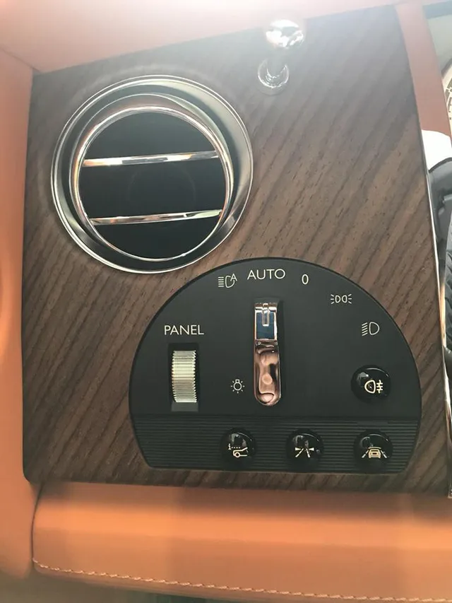 Rolls-Royce Dawn 25 tỷ Đồng bất ngờ xuất hiện tại Sài thành - Ảnh 12. Rolls-Royce Dawn 25 tỷ Đồng bất ngờ xuất hiện tại Sài thành - Ảnh 12.