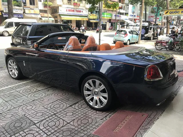 Rolls-Royce Dawn 25 tỷ Đồng bất ngờ xuất hiện tại Sài thành - Ảnh 5. Rolls-Royce Dawn 25 tỷ Đồng bất ngờ xuất hiện tại Sài thành - Ảnh 5.