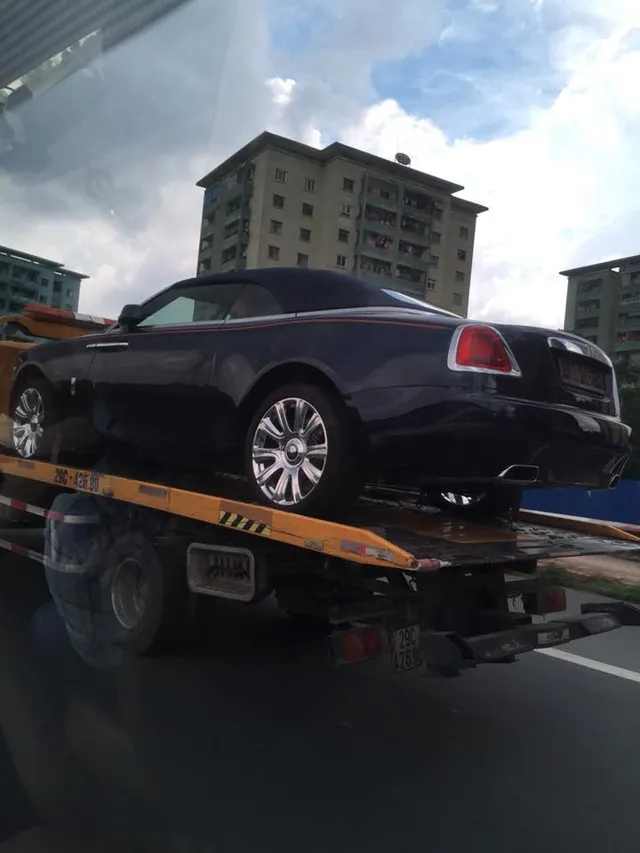 Rolls-Royce Dawn 25 tỷ Đồng bất ngờ xuất hiện tại Sài thành - Ảnh 3. Rolls-Royce Dawn 25 tỷ Đồng bất ngờ xuất hiện tại Sài thành - Ảnh 3.
