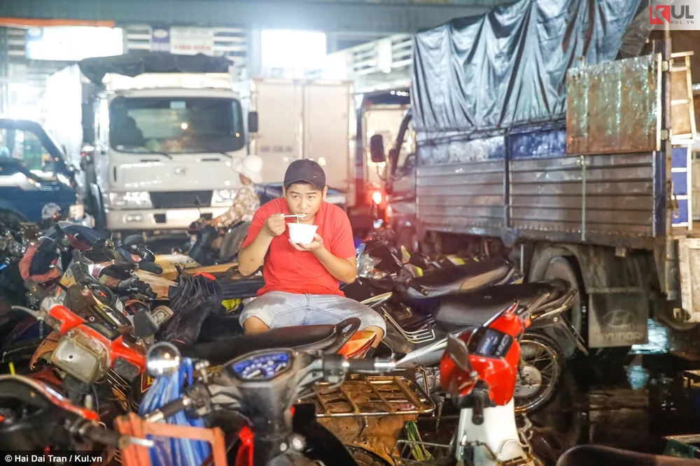 Những bữa ăn vội vã cho kịp giờ làm việc. Những bữa ăn vội vã cho kịp giờ làm việc.