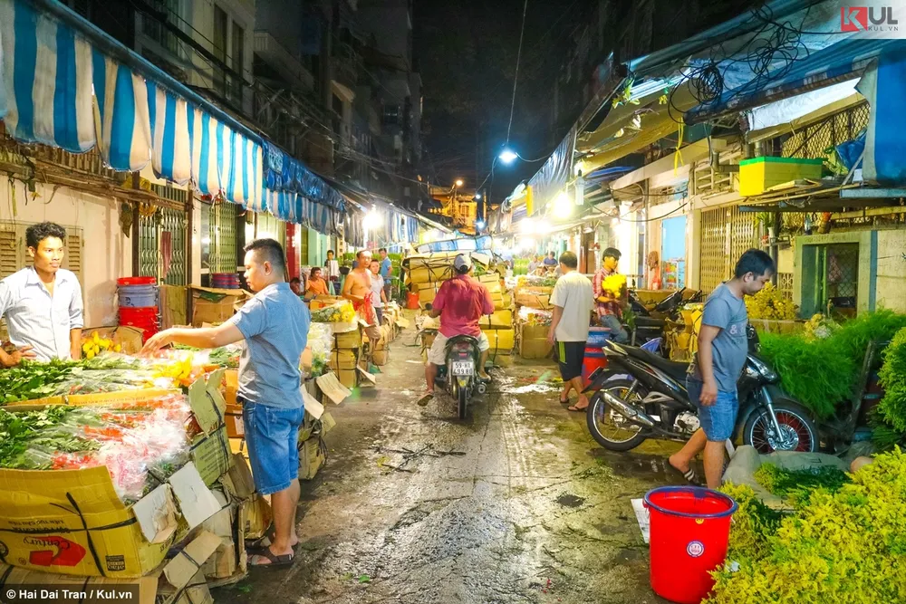 Cảnh buôn bán nhộn nhịp ở chợ đầu hoa Hồ Thị Kỷ. Cảnh buôn bán nhộn nhịp ở chợ đầu hoa Hồ Thị Kỷ.
