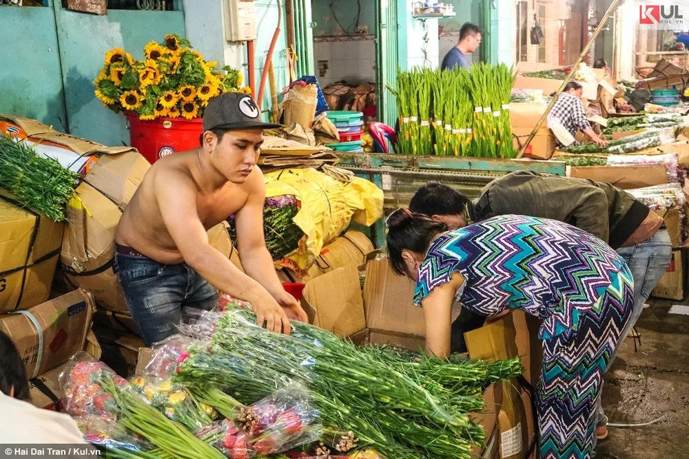 Các tiểu thương vội vã phân loại hoa. Các tiểu thương vội vã phân loại hoa.