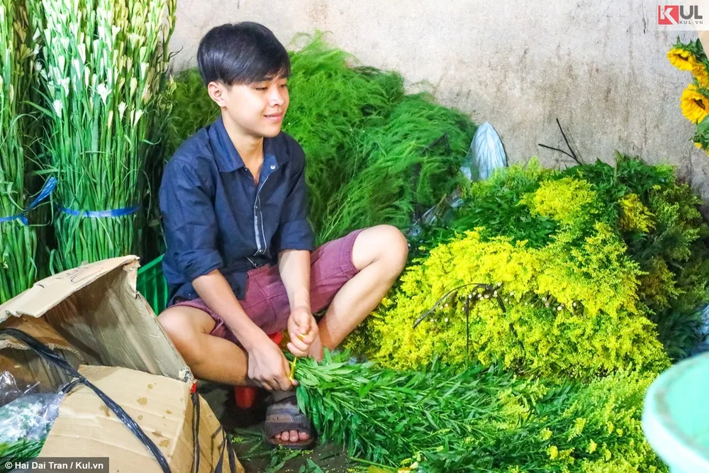 Anh Nhân tỉa tót lại những cành hoa để kịp khi trời sáng. Anh Nhân tỉa tót lại những cành hoa để kịp khi trời sáng.