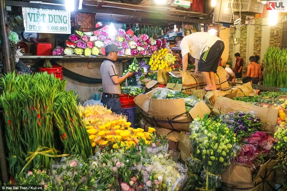 Chợ hoa không thiếu bóng dáng "phái mạnh", cặm cụi làm việc như các chị em. Chợ hoa không thiếu bóng dáng "phái mạnh", cặm cụi làm việc như các chị em.