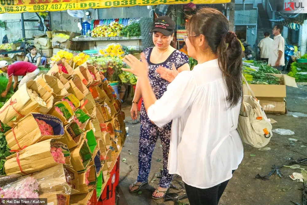 Một số khách chọn cách đi chợ hoa từ 11h đêm để lựa chọn hoa đẹp. Một số khách chọn cách đi chợ hoa từ 11h đêm để lựa chọn hoa đẹp.
