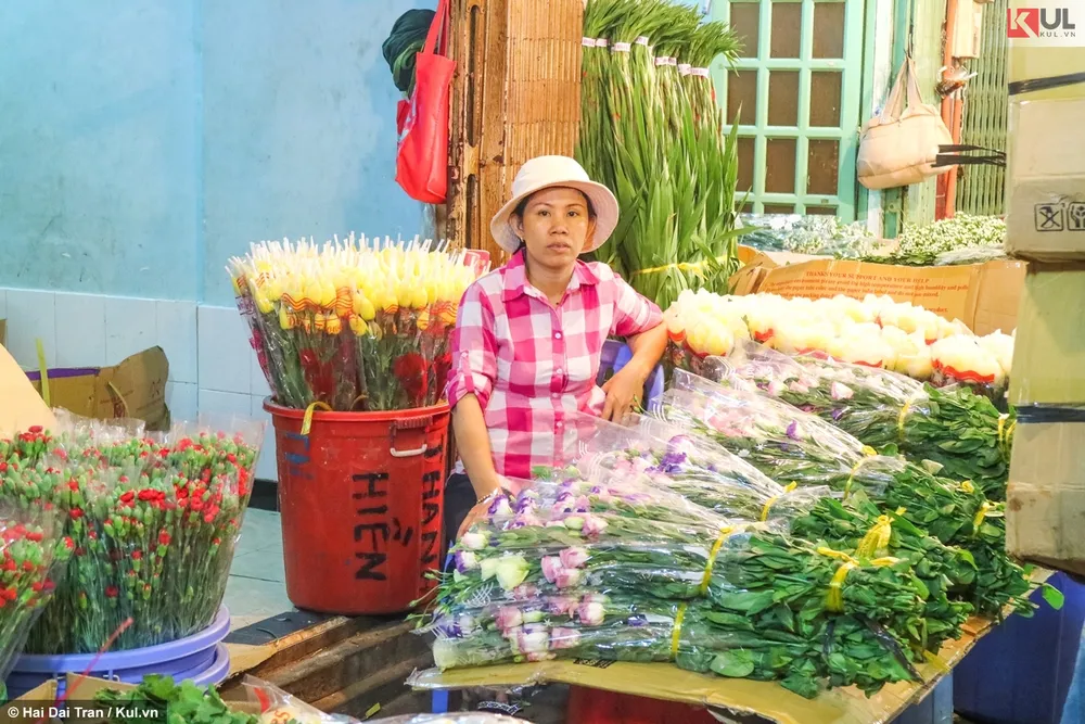 Người phụ nữ bán hoa suốt đêm dài. Người phụ nữ bán hoa suốt đêm dài.