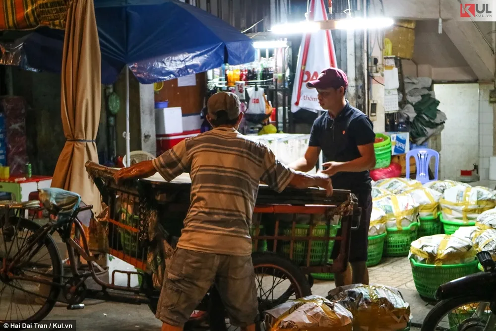 Người lao động ở đây làm việc không lúc nào ngơi tay. Người lao động ở đây làm việc không lúc nào ngơi tay.