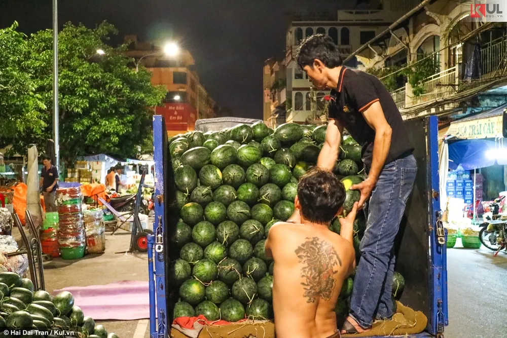 Trần mình trong đêm là cảnh khá quen thuộc với những người người thuê, bốc vác. Trần mình trong đêm là cảnh khá quen thuộc với những người người thuê, bốc vác.