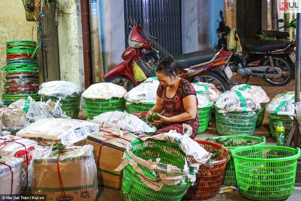 Cô Toàn phân chia lượng hàng hóa khổng lồ để bỏ mối cho các bạn hàng bán lẻ. Cô Toàn phân chia lượng hàng hóa khổng lồ để bỏ mối cho các bạn hàng bán lẻ.