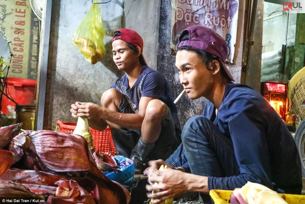 Với anh Hòa, điếu thuốc là "bí quyết" giúp anh vượt qua những đêm thức trắng. Với anh Hòa, điếu thuốc là "bí quyết" giúp anh vượt qua những đêm thức trắng.