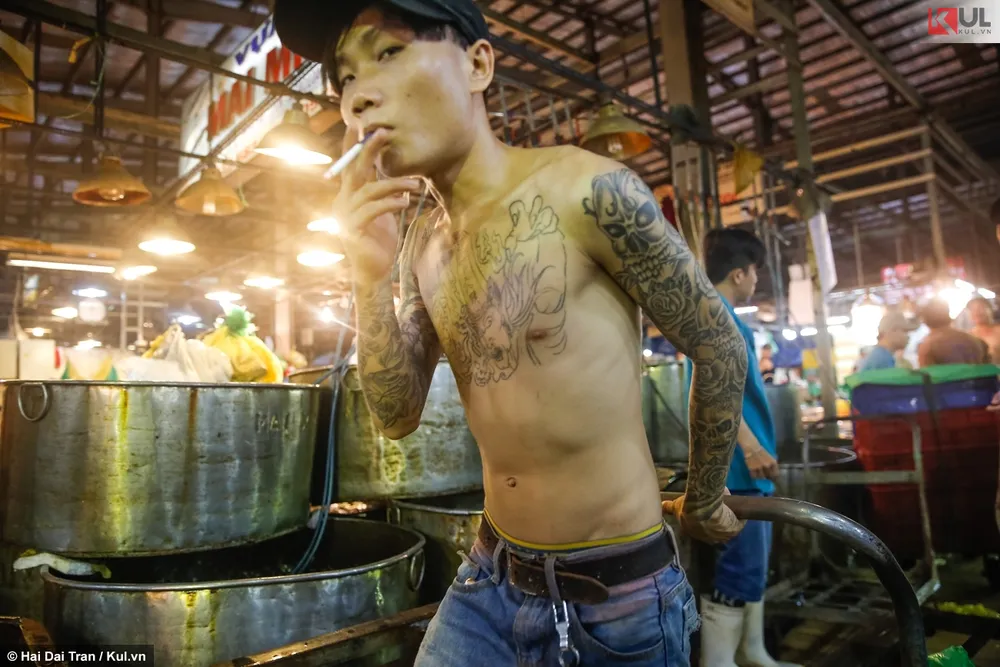 “Tránh ra, nước sôi, nước sôi!”, những câu nói quen thuộc ở những khu chợ. “Tránh ra, nước sôi, nước sôi!”, những câu nói quen thuộc ở những khu chợ.