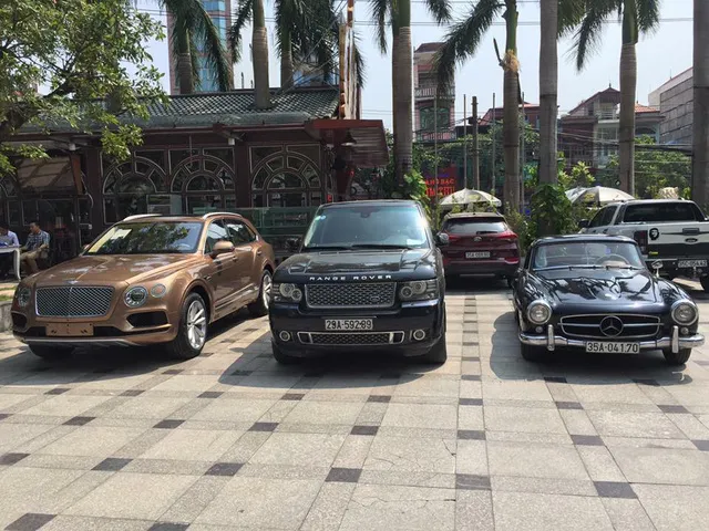 Hàng hiếm Mercedes-Benz 190SL của đại gia Ninh Bình tái xuất trên phố - Ảnh 3. Hàng hiếm Mercedes-Benz 190SL của đại gia Ninh Bình tái xuất trên phố - Ảnh 3.