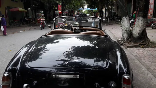 Hàng hiếm Mercedes-Benz 190SL của đại gia Ninh Bình tái xuất trên phố - Ảnh 6. Hàng hiếm Mercedes-Benz 190SL của đại gia Ninh Bình tái xuất trên phố - Ảnh 6.