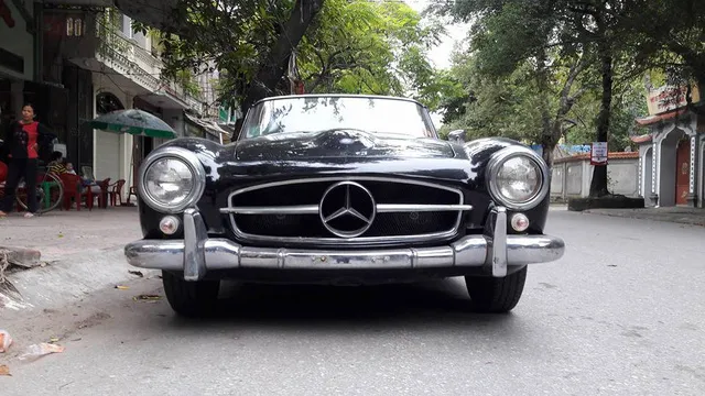 Hàng hiếm Mercedes-Benz 190SL của đại gia Ninh Bình tái xuất trên phố - Ảnh 1. Hàng hiếm Mercedes-Benz 190SL của đại gia Ninh Bình tái xuất trên phố - Ảnh 1.