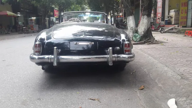 Hàng hiếm Mercedes-Benz 190SL của đại gia Ninh Bình tái xuất trên phố - Ảnh 2. Hàng hiếm Mercedes-Benz 190SL của đại gia Ninh Bình tái xuất trên phố - Ảnh 2.