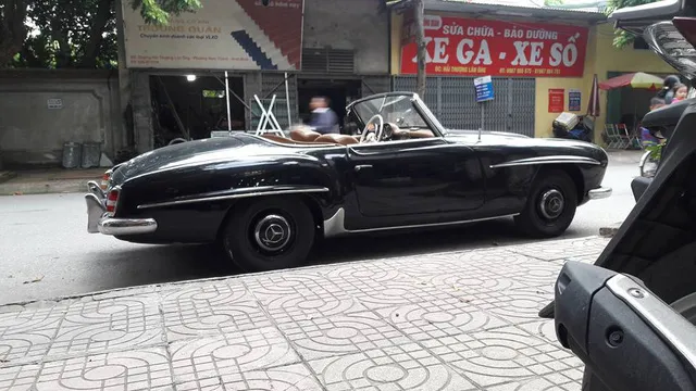 Hàng hiếm Mercedes-Benz 190SL của đại gia Ninh Bình tái xuất trên phố - Ảnh 4. Hàng hiếm Mercedes-Benz 190SL của đại gia Ninh Bình tái xuất trên phố - Ảnh 4.