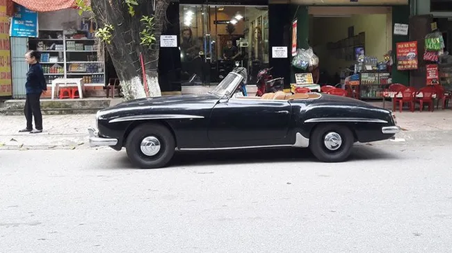 Hàng hiếm Mercedes-Benz 190SL của đại gia Ninh Bình tái xuất trên phố Hàng hiếm Mercedes-Benz 190SL của đại gia Ninh Bình tái xuất trên phố