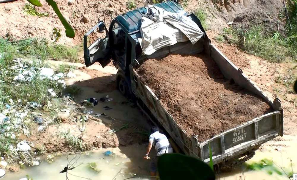 Cát tặc phá nát Bảy Núi, chính quyền bảo khó bắt quả tang! - Ảnh 2.