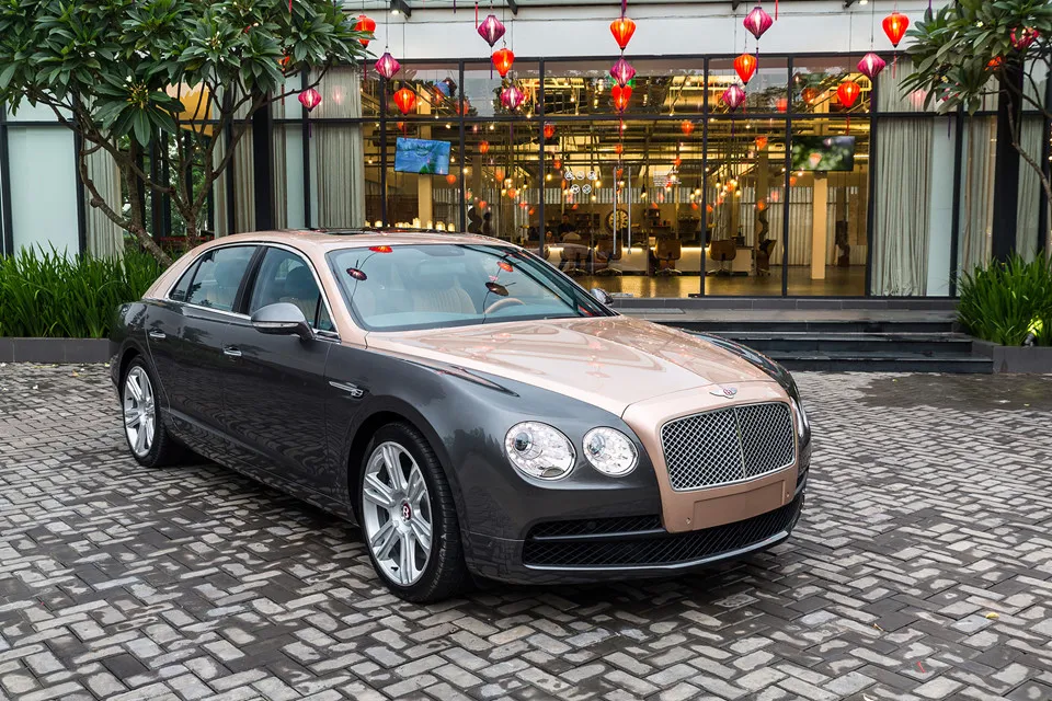 Bentley Flying Spur V8 là mẫu xe siêu sang được sản xuất thủ công ở Crewe, đại bản doanh của hãng xe Anh Quốc. Phiên bản Flying Spur Duotone V8 này được đưa về bởi đại lý chính hãng tại Hà Nội. Xe sieu sang Bentley Flying Spur hang doc tai Viet Nam hinh anh 1