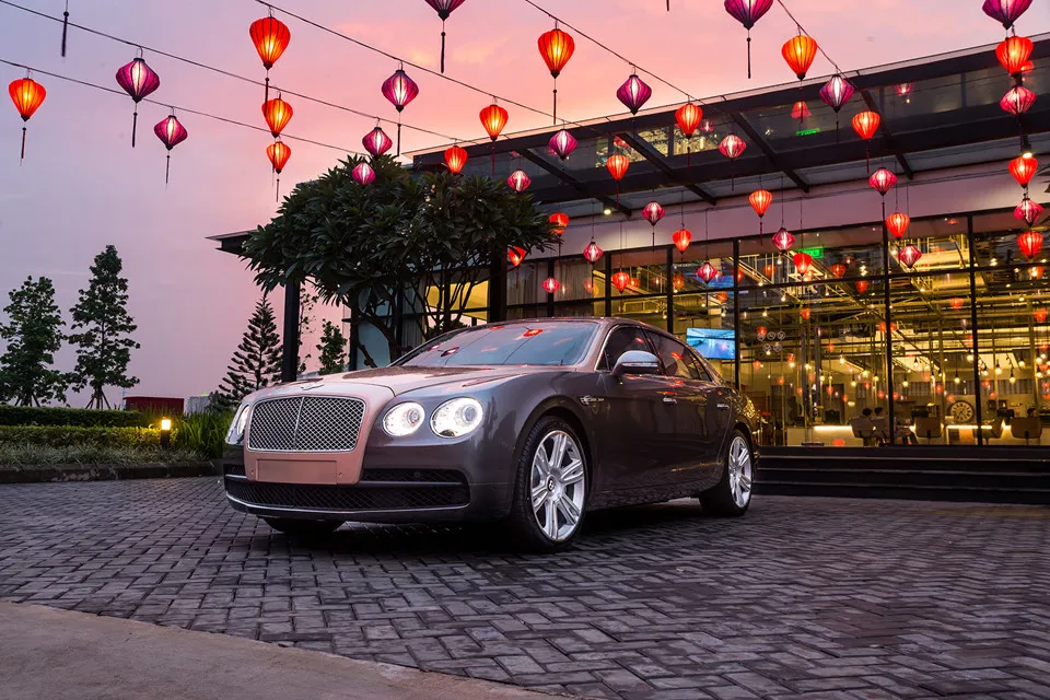 Để hoàn thiện một chiếc Flying Spur tiêu chuẩn, đội ngũ kỹ sư, nghệ nhân của Bentley phải làm việc hơn 130 giờ để lắp ráp, mang đến cho khách hàng hơn 100 màu ngoại thất để lựa chọn, 17 màu da nội thất và 8 màu gỗ. Xe sieu sang Bentley Flying Spur hang doc tai Viet Nam hinh anh 2