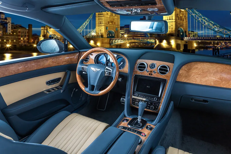 Trên mỗi chiếc Bentley, các nghệ nhân của hãng xe này đều thực hiện tỉ mỉ, với các loại chất liệu cao cấp. Mẫu Flying Spur V8 Duotoneđược ốp gỗ hạt dẻ sáng màu với họa tiết đối xứng đặc biệt được tuyển chọn kỹ càng từ hàng trăm gốc cây khác nhau. Xe sieu sang Bentley Flying Spur hang doc tai Viet Nam hinh anh 4