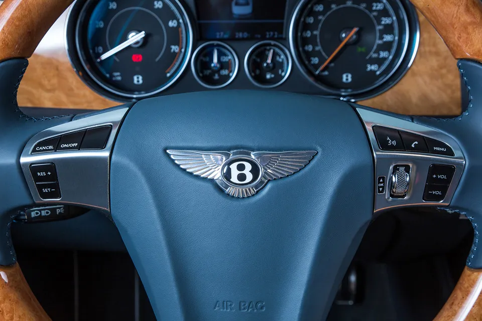 Để bọc da cho khoang nội thất, chiếc Flying Spur này tốn đến 12 bộ da bò hoàn chỉnh. Những bộ da này được xử lý cầu kỳ, cẩn thận cho độ hoàn thiện tốt nhất, kèm mùi hương đặc trưng. Xe sieu sang Bentley Flying Spur hang doc tai Viet Nam hinh anh 6