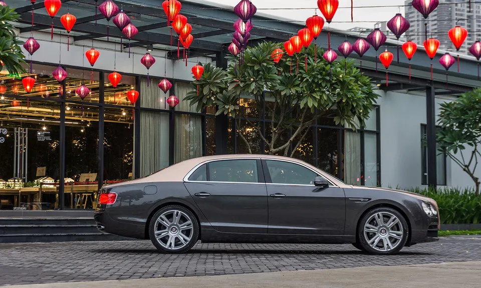 Điểm nổi bật của chiếc Flying Spur V8 này nằm ở màu sơn vàng hồng RoseGold được phối ấn tượng trên nền nước sơn chính Magnetic. Trong khi kiểu dáng tổng thể giữ đường nét của chiếc xe V8 tiêu chuẩn. Xe sieu sang Bentley Flying Spur hang doc tai Viet Nam hinh anh 3