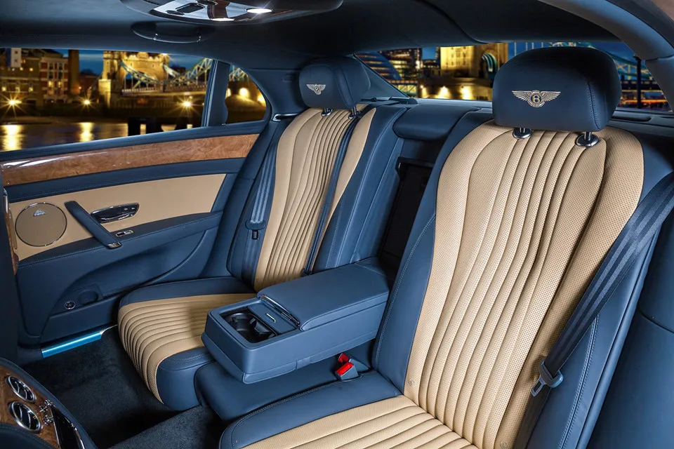 Sự tỉ mỉ, trau chuốt của các nghệ nhân tại Bentley được thể hiện rõ nét ở từng đường may, riêng đường chỉ khâu tương phản đã ngốn mất 25 giờ lao động, mỗi miếng gỗ ốp nội thất đã trải qua 72 giờ phơi khô, sau đó được phủ lên 5 lớp sơn bóng. Xe sieu sang Bentley Flying Spur hang doc tai Viet Nam hinh anh 5